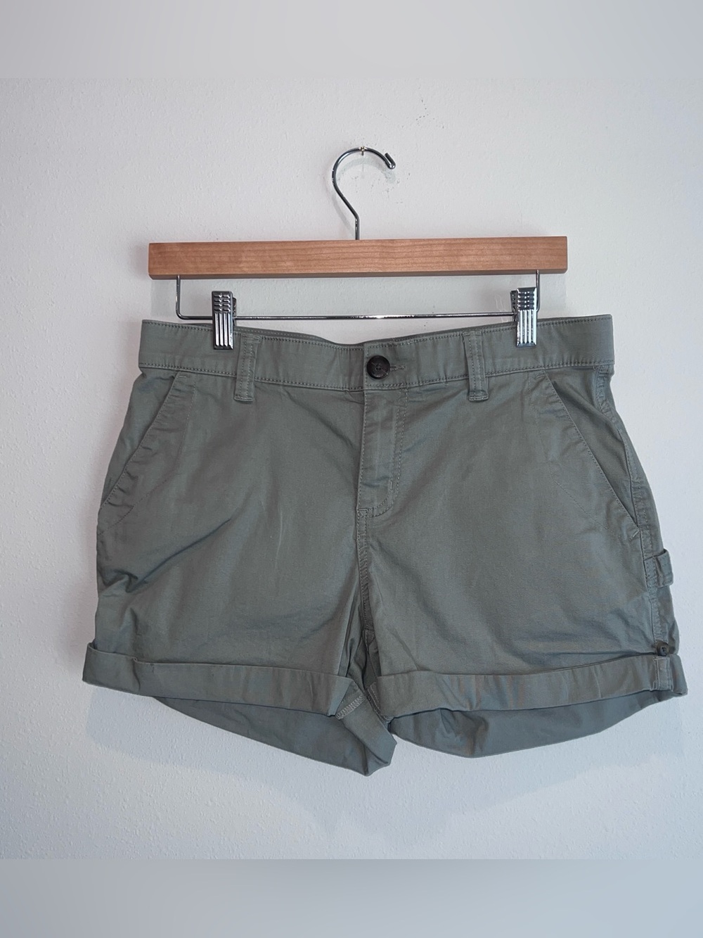 Boston Traders Women's Cuffed Shorts Green Elastic Waist Size 10 Utility Twill